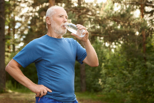 Comment se réhydrater rapidement en tant que senior ?
