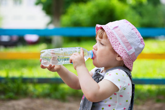 Faire boire plus d'eau aux enfants: nos 5 astuces faciles